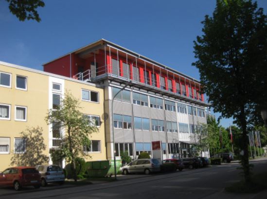 Aufgestocktes Bürogebäude in Garching, Straßenansicht