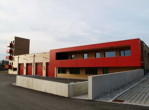 Feuerwehrhaus Iffeldorf mit roter Fassade
