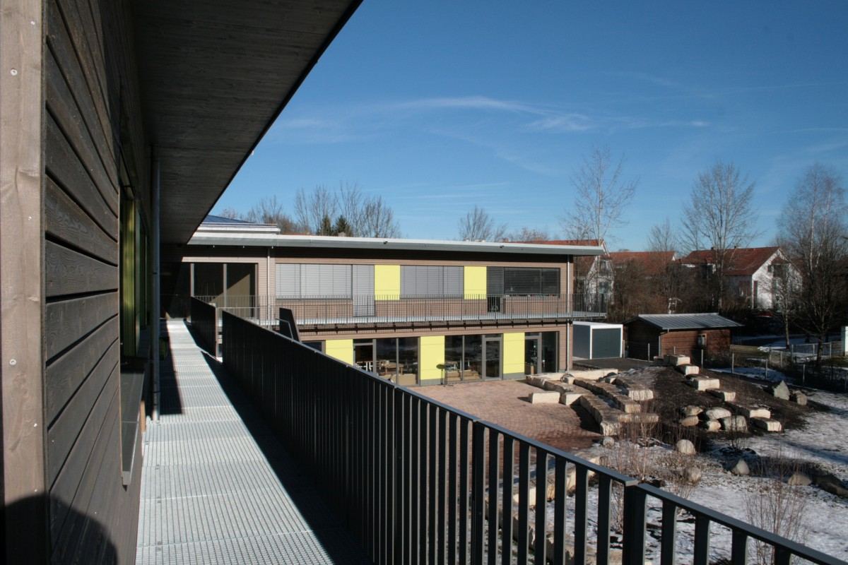 Montessori-Schule Penzberg, Holzfassade mit Fluchttreppe