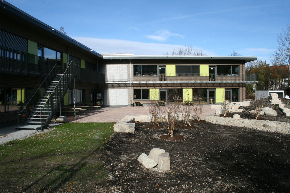 Auskragendes Holzvordach der Montessori-Schule Penzberg