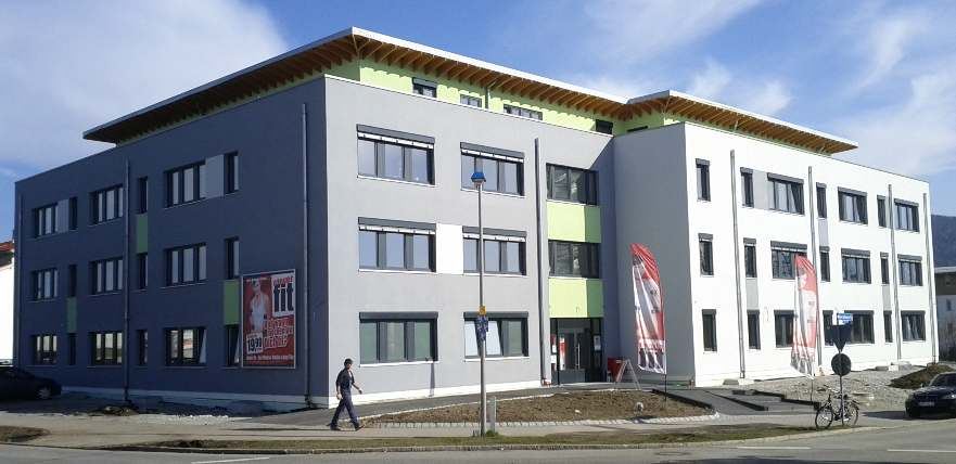 Nova-Center Bad Tölz, Geschäftshaus mit Glasfassade