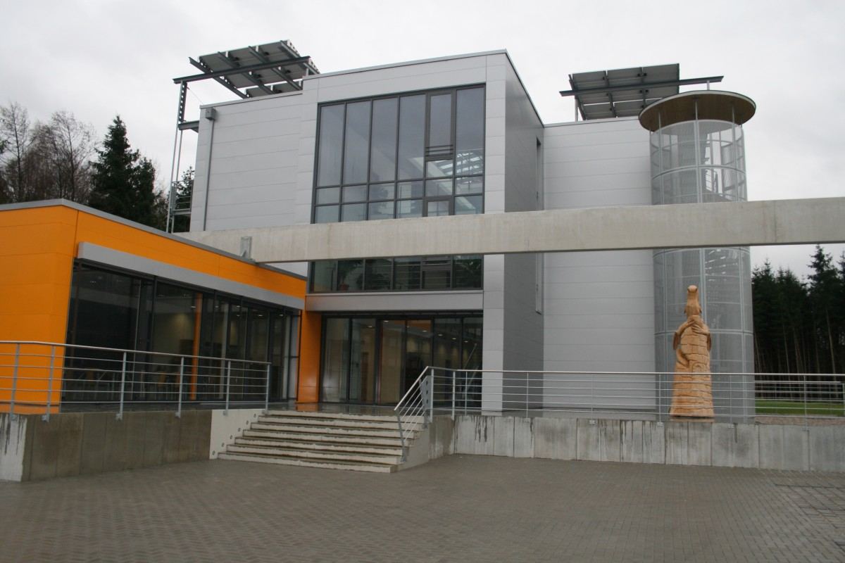 TITAN Verwaltungsgebäude Penzberg mit auskragender Stahlbetondecke